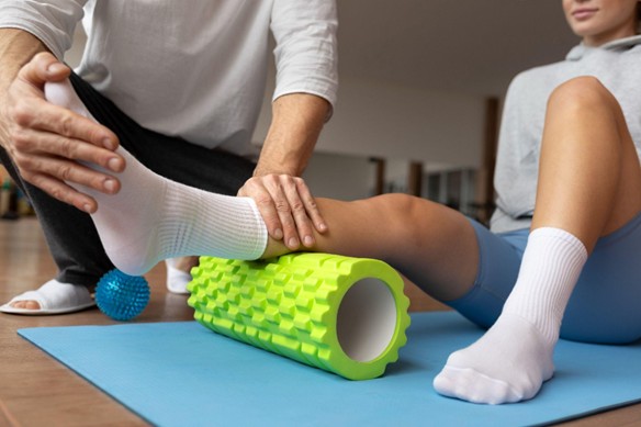 Close-up of leg therapy with foam roller for muscle recovery – Vardan myofascial release and lower limb rehab support in Delhi