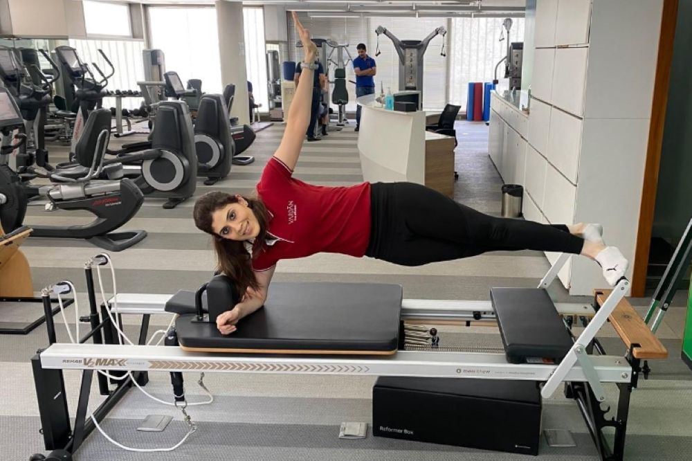 VARDĀN physiotherapist performing core stability exercise on Reformer Pilates machine at the VARDĀN movement studio