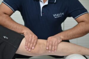Therapist performing targeted sports therapy technique to improve muscle function and injury prevention at VARDĀN