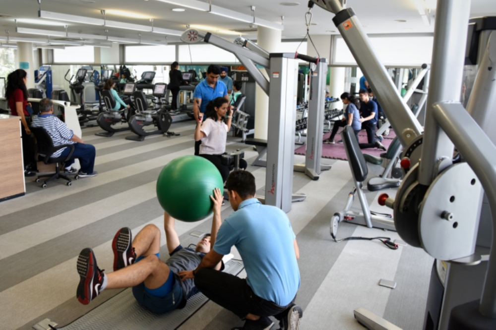 FMT therapy session for knee and hip mobility at VARDĀN