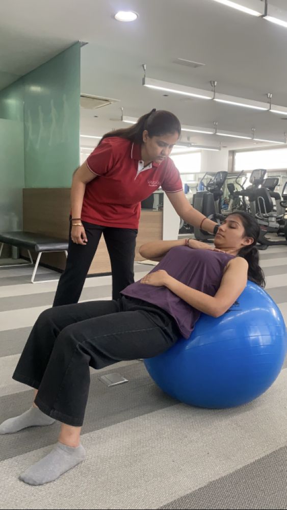 Functional manual therapy session using stability ball for core strengthening and rehabilitation exercise | VARDĀN