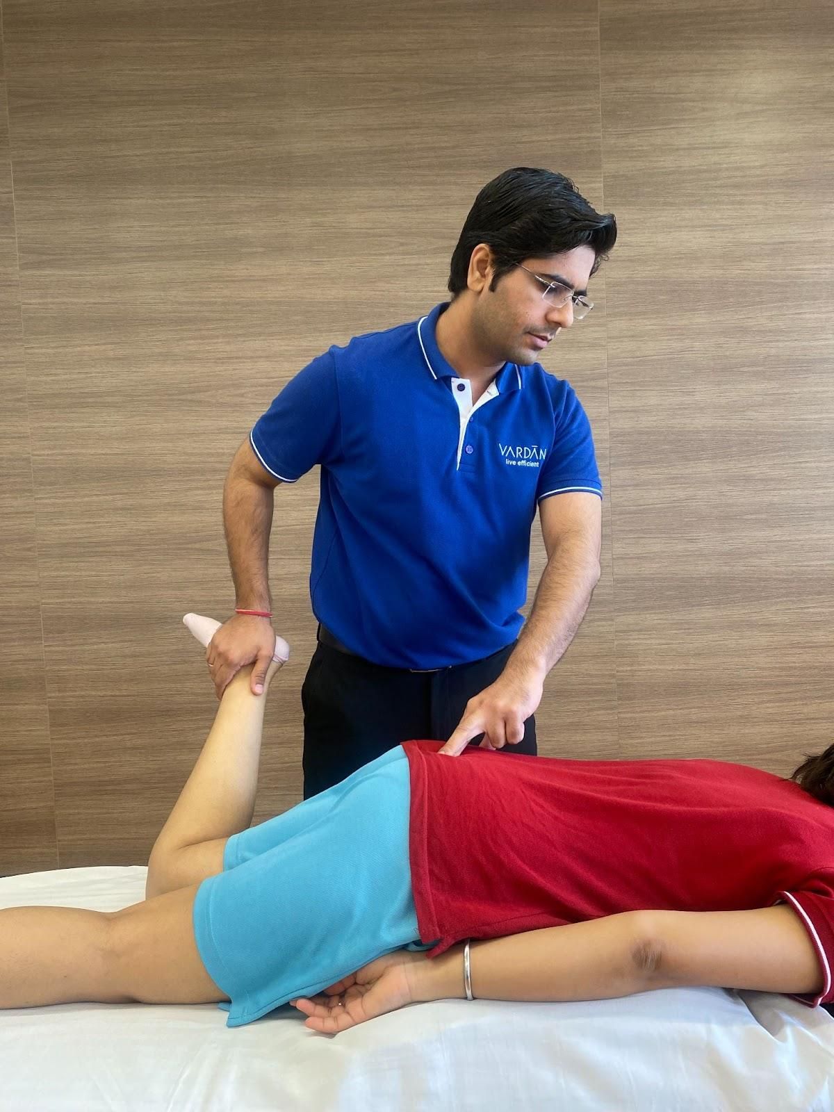 Physiotherapy lower back and hip treatment session for pain relief and mobility improvement | VARDĀN