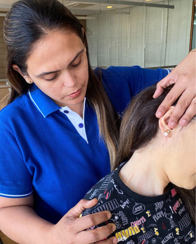 VARDĀN FMT therapy session showing physiotherapist performing neck and shoulder manual therapy for pain relief and posture correction