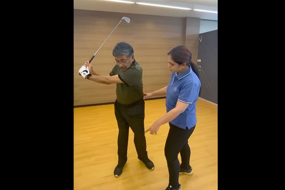 VARDĀN physiotherapy expert guiding golf swing rehabilitation exercise for posture and mobility improvement