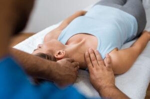 VARDĀN professional physiotherapy neck and shoulder pain treatment session with therapist providing manual therapy on patient in centre.