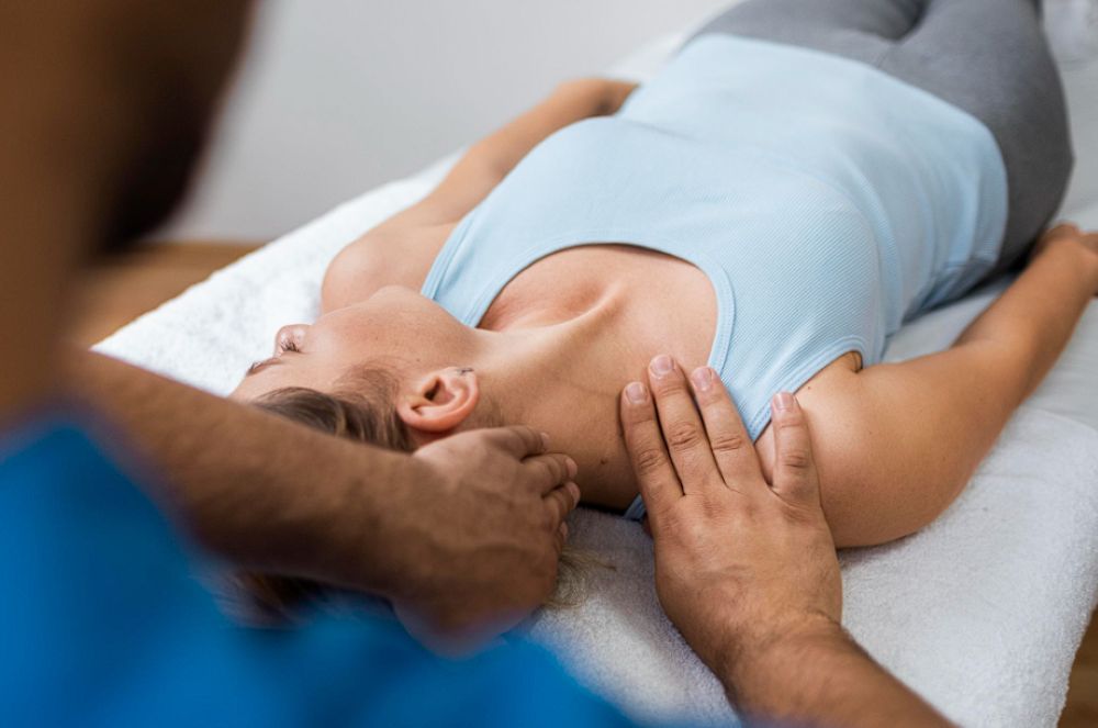 VARDĀN professional physiotherapy neck and shoulder pain treatment session with therapist providing manual therapy on patient in centre.