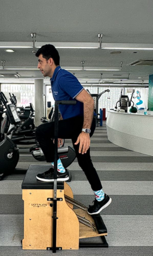 VARDĀN physiotherapy clinic patient performing step-up exercise for strength and functional rehabilitation