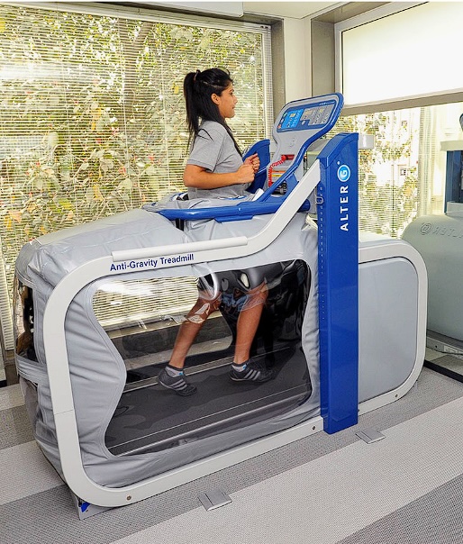 Athlete training on an anti-gravity treadmill for sports injury rehabilitation and performance recovery at VARDĀN Physiotherapy