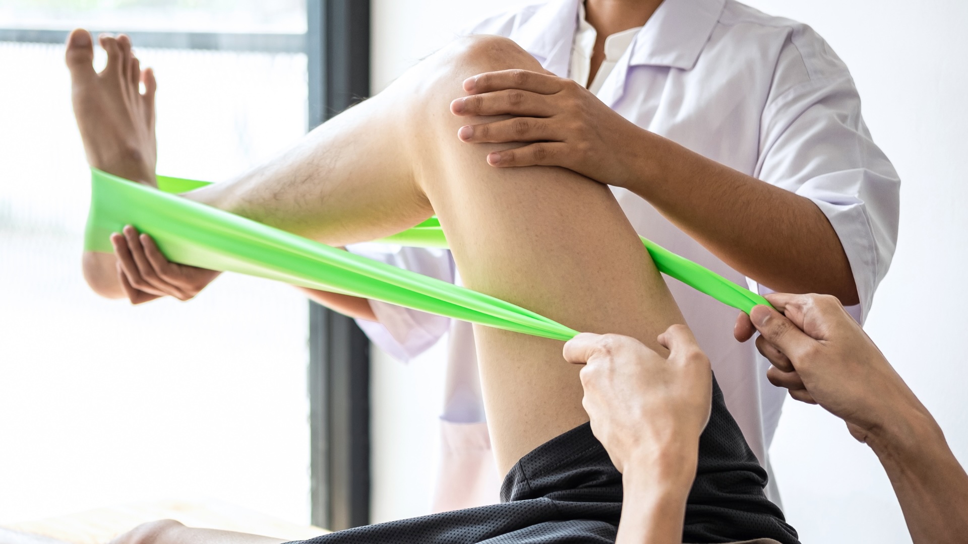 Athlete performing single-leg balance exercise - VARDĀN