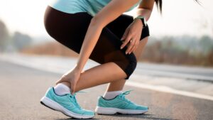 Athlete experiencing Achilles tendon pain while running - VARDĀN